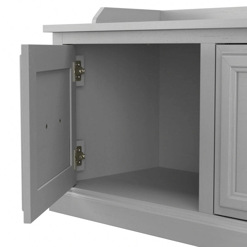 Arbre de hall d'entrée avec banc de rangement pour chaussures, portes d'armoire et patères.