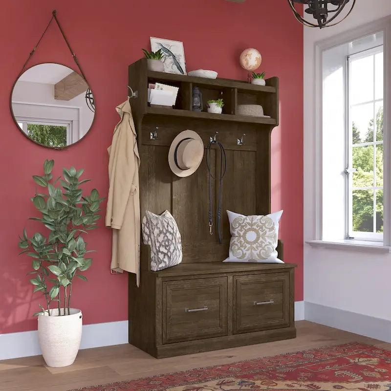 Arbre de hall d'entrée avec banc de rangement pour chaussures, portes d'armoire et patères.