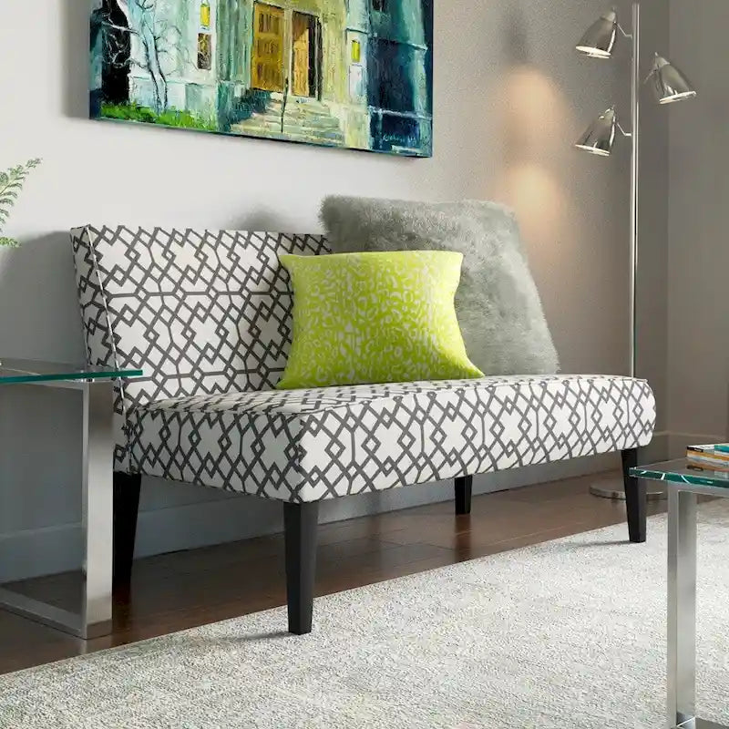 Causeuse en tissu à motif géométrique gris et blanc avec pieds noirs