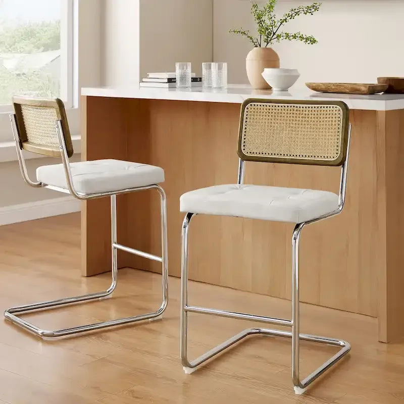 Tabouret de bar rustique rembourré à hauteur de comptoir avec dossier en rotin et cadre chromé