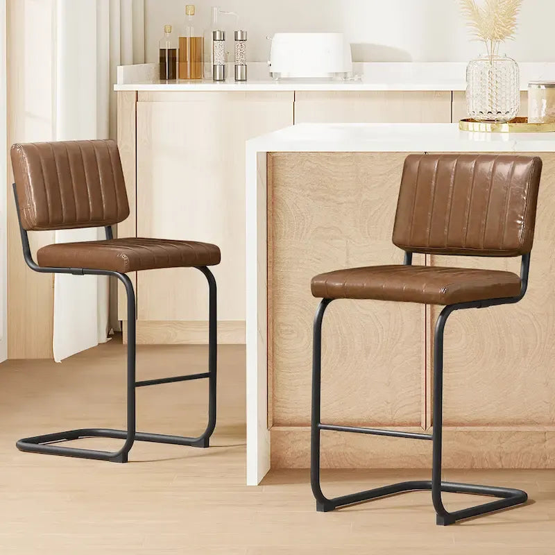 Tabouret de bar rustique rembourré à hauteur de comptoir avec dossier en rotin et cadre chromé