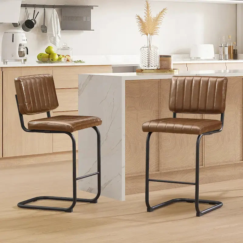 Tabouret de bar rustique rembourré à hauteur de comptoir avec dossier en rotin et cadre chromé