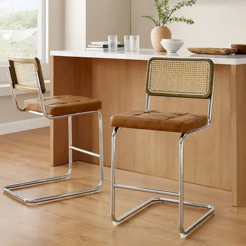 Tabouret de bar rustique rembourré à hauteur de comptoir avec dossier en rotin et cadre chromé
