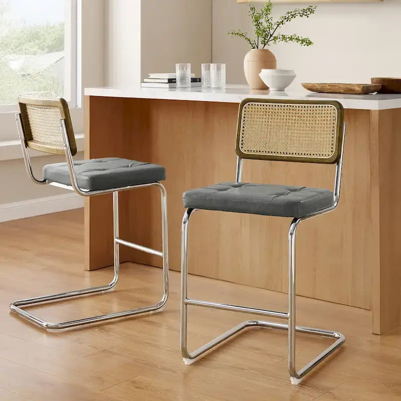 Tabouret de bar rustique rembourré à hauteur de comptoir avec dossier en rotin et cadre chromé