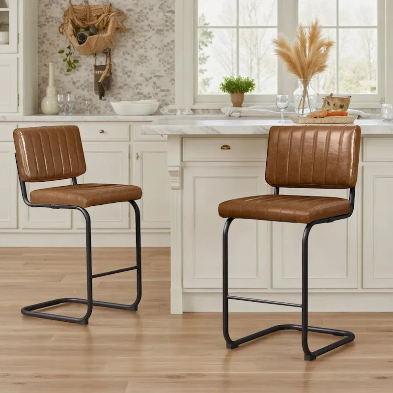 Tabouret de bar rustique rembourré à hauteur de comptoir avec dossier en rotin et cadre chromé