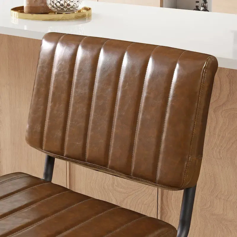 Tabouret de bar rustique rembourré à hauteur de comptoir avec dossier en rotin et cadre chromé