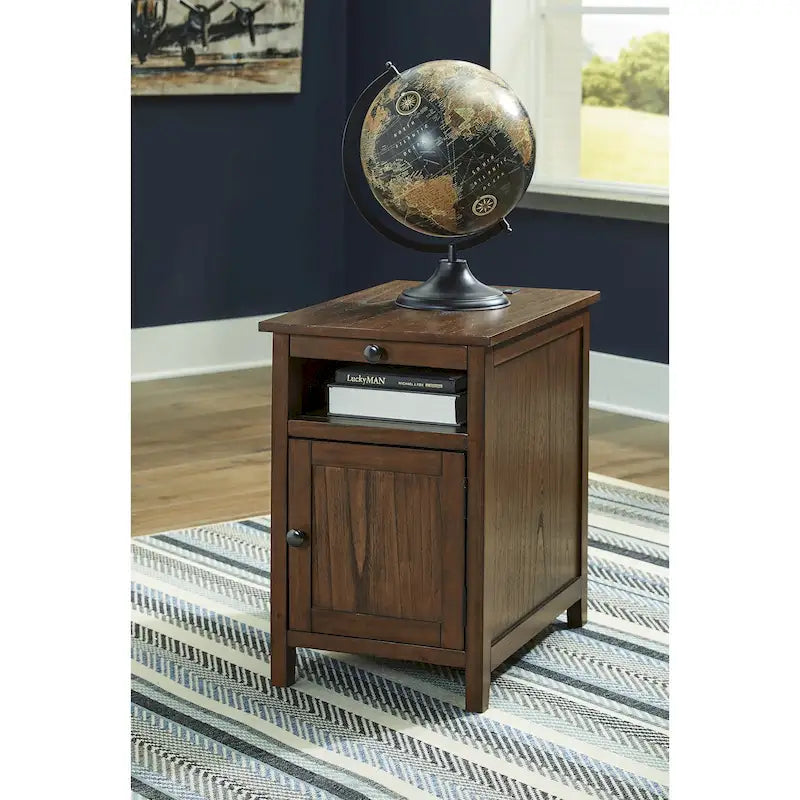 Table d'appoint de style Shaker avec armoire de rangement et port de chargement USB
