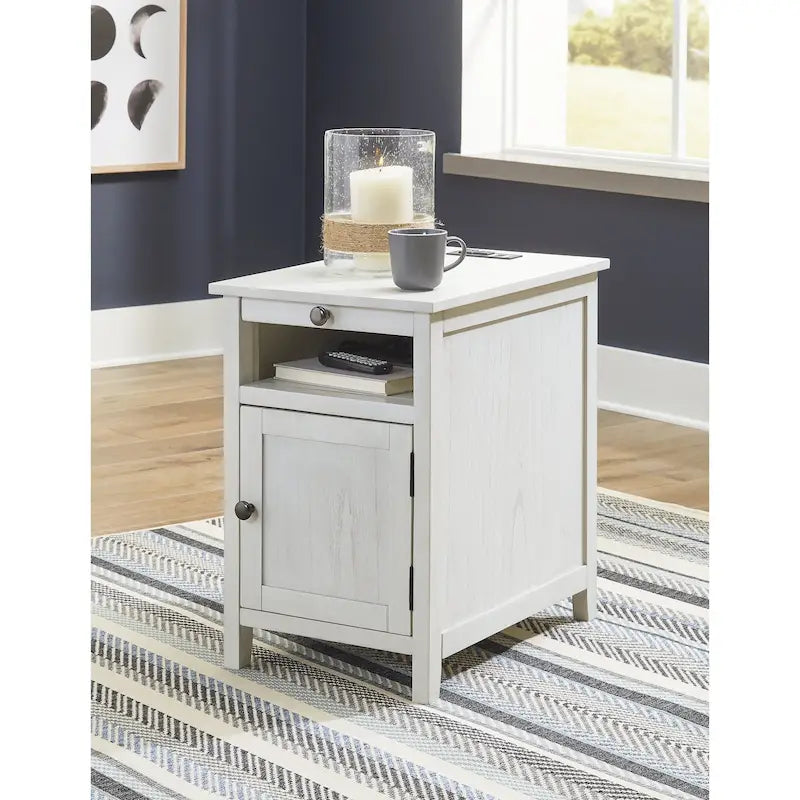 Table d'appoint de style Shaker avec armoire de rangement et port de chargement USB