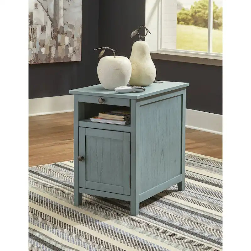 Table d'appoint de style Shaker avec armoire de rangement et port de chargement USB