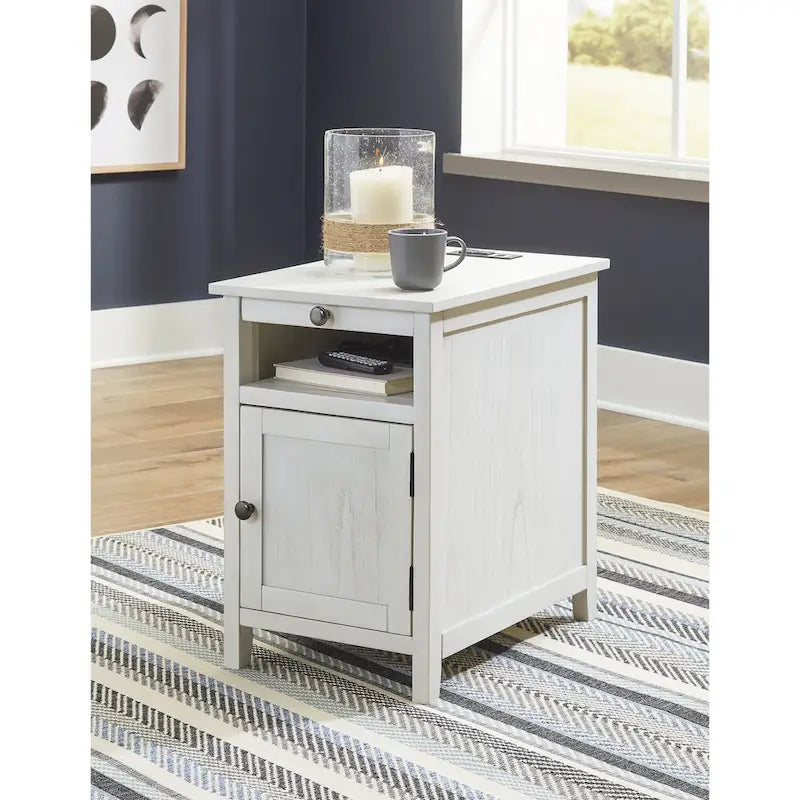 Table d'appoint de style Shaker avec armoire de rangement et port de chargement USB