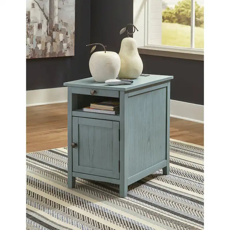 Table d'appoint de style Shaker avec armoire de rangement et port de chargement USB