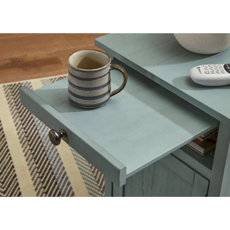 Table d'appoint de style Shaker avec armoire de rangement et port de chargement USB