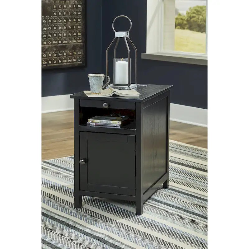 Table d'appoint de style Shaker avec armoire de rangement et port de chargement USB