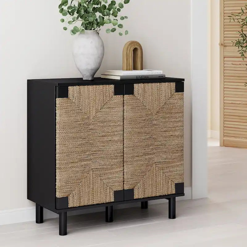 Meuble d'appoint bohème en bois avec portes en jonc de mer naturel et étagère réglable, noir