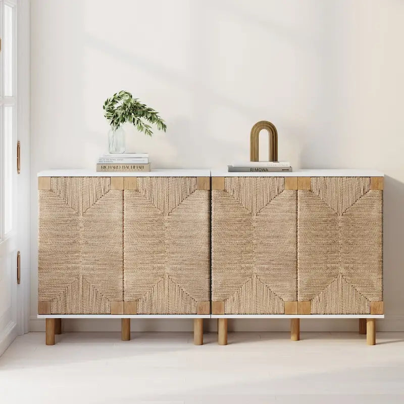 Meuble d'appoint bohème en bois avec portes en jonc de mer naturel et étagère réglable, noir