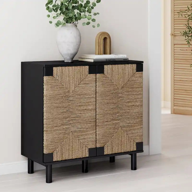 Meuble d'appoint bohème en bois avec portes en jonc de mer naturel et étagère réglable, noir