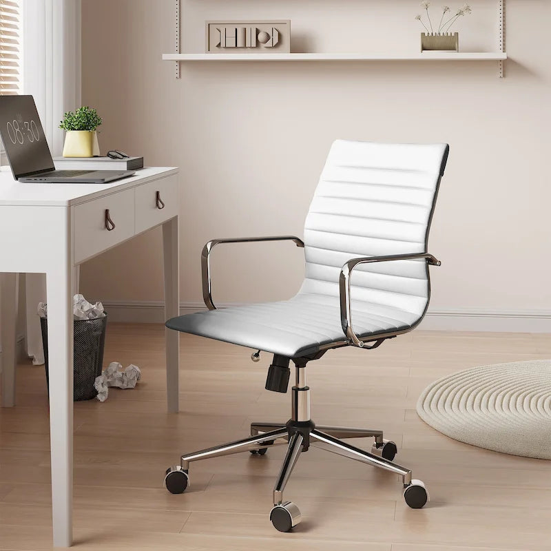 Chaise de bureau ergonomique pivotante côtelée avec accoudoirs chromés, revêtement en similicuir, multicolore
