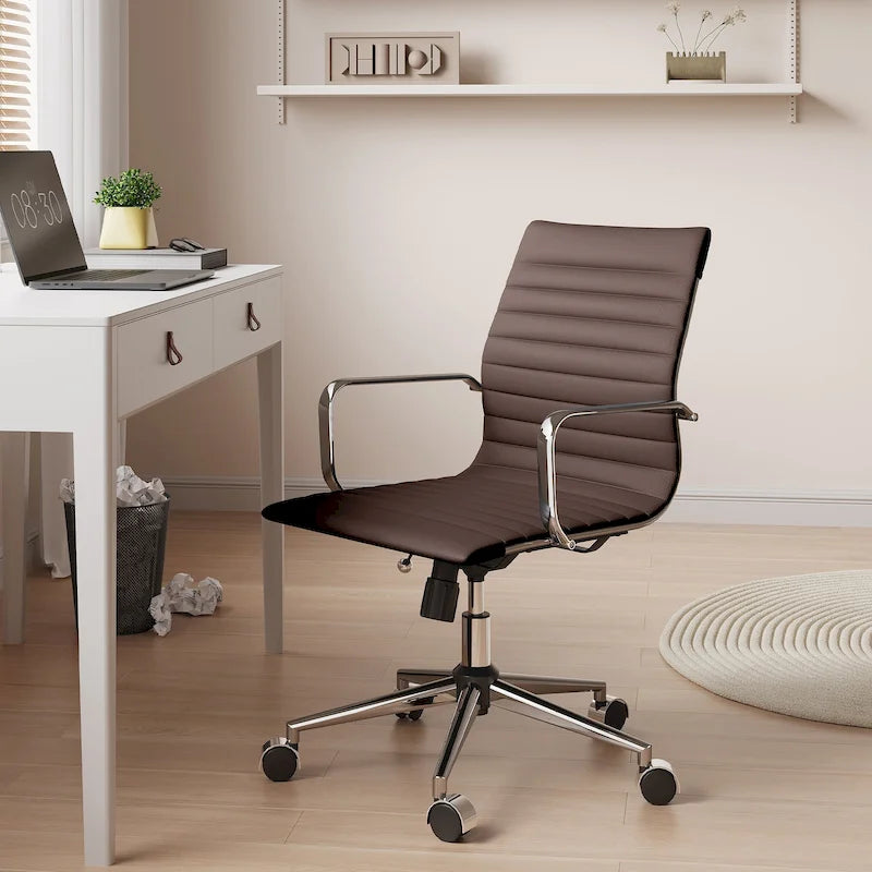 Chaise de bureau ergonomique pivotante côtelée avec accoudoirs chromés, revêtement en similicuir, multicolore