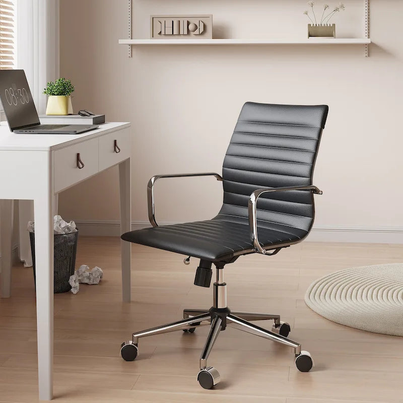 Chaise de bureau ergonomique pivotante côtelée avec accoudoirs chromés, revêtement en similicuir, multicolore