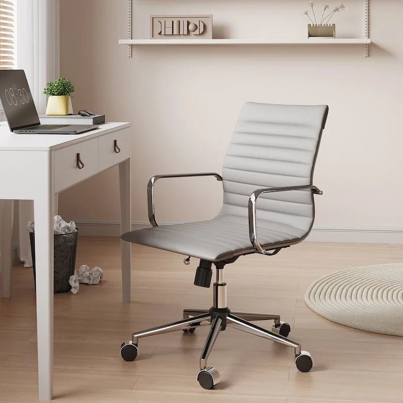 Chaise de bureau ergonomique pivotante côtelée avec accoudoirs chromés, revêtement en similicuir, multicolore