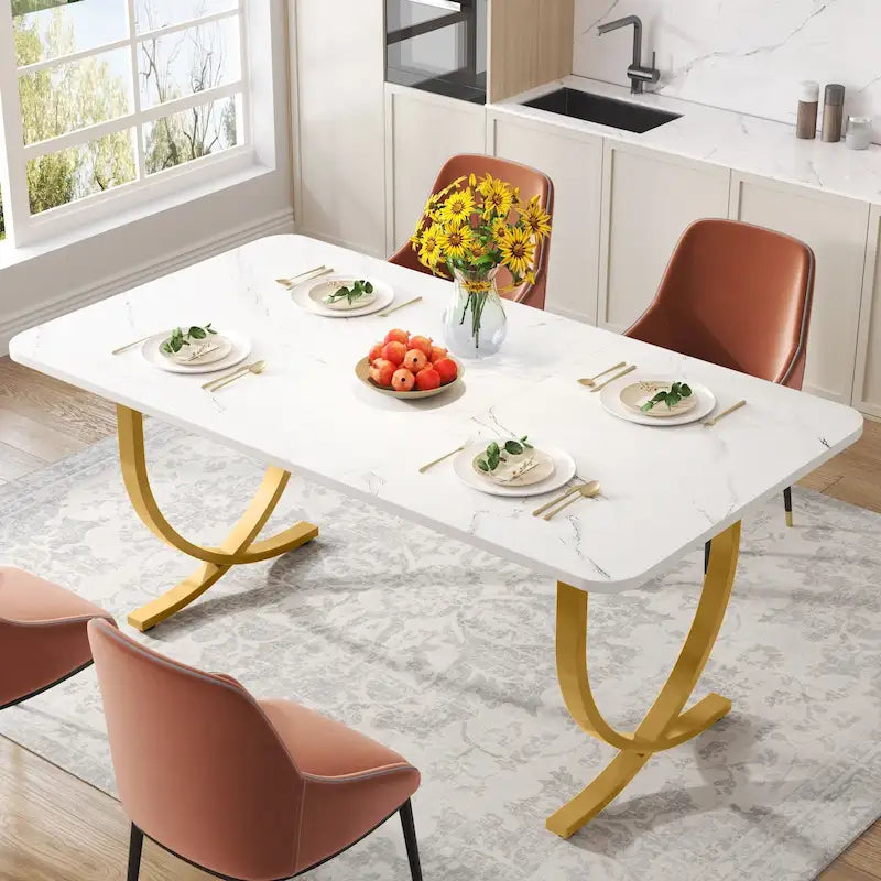 Table à manger rectangulaire 63 pouces, plateau en faux marbre, pieds en X dorés, blanc