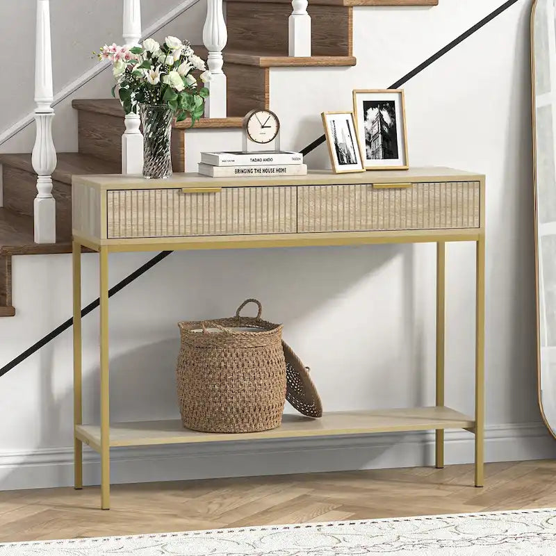 Table de console étroite pour entrée avec 2 tiroirs, étagère ouverte et pieds en métal doré, finition chêne.