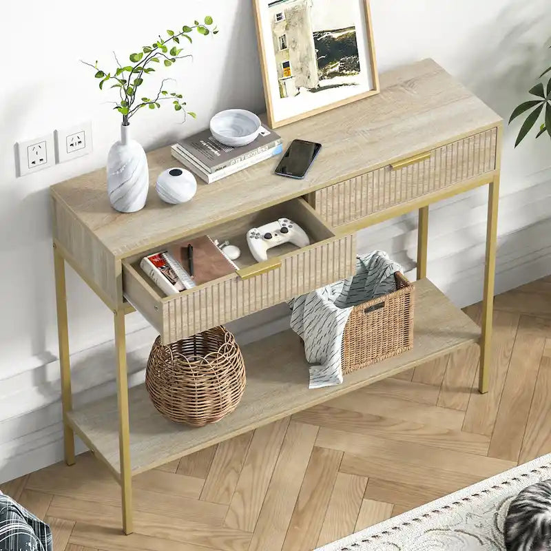 Table de console étroite pour entrée avec 2 tiroirs, étagère ouverte et pieds en métal doré, finition chêne.