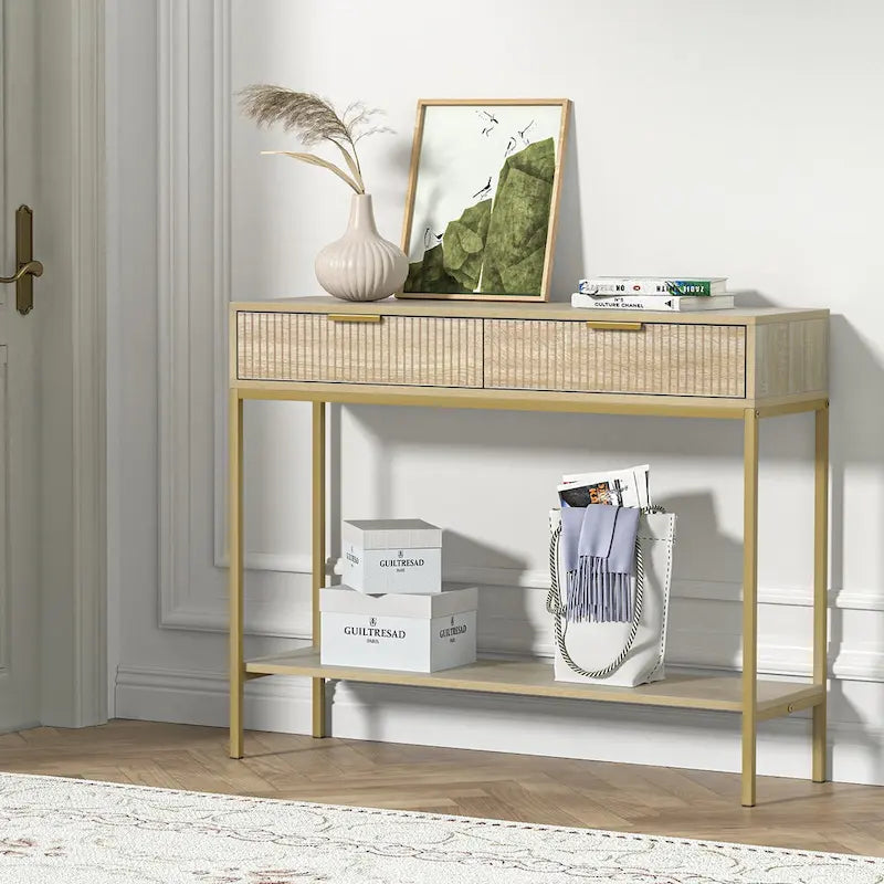 Table de console étroite pour entrée avec 2 tiroirs, étagère ouverte et pieds en métal doré, finition chêne.
