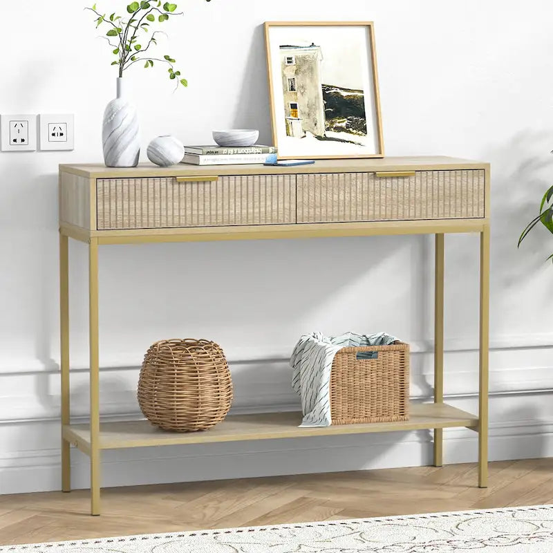 Table de console étroite pour entrée avec 2 tiroirs, étagère ouverte et pieds en métal doré, finition chêne.